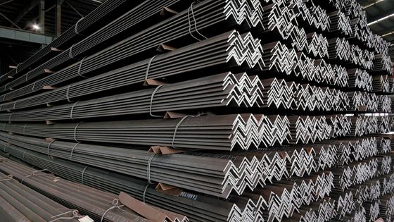 Barras de ângulo equilátero 40x5mm 6m 12m ASTM A36 Q235 GB 20x4mm de aço laminado a quente para aplicações de dobra