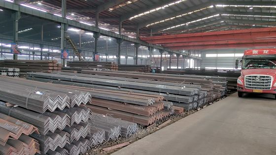 Barras de ângulo equilátero 40x5mm 6m 12m ASTM A36 Q235 GB 20x4mm de aço laminado a quente para aplicações de dobra