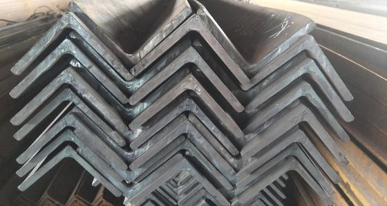 ASTM Padrão de aço laminado a quente Ms Angel Profil de aço leve Bar de ângulo de superfície plana Prime Slotted Angle Iron Bar para o mercado
