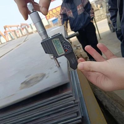 Aço carbono de alta resistência rolante a quente bobina de tira de aço com comprimento e espessura personalizáveis a um custo acessível