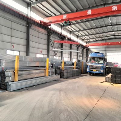 Instalações ao ar livre Tubos de aço redondo pré-galvanizados de 4 polegadas OD com proteção de zinco de 1,0 mm e certificados CE ligeiramente oleados